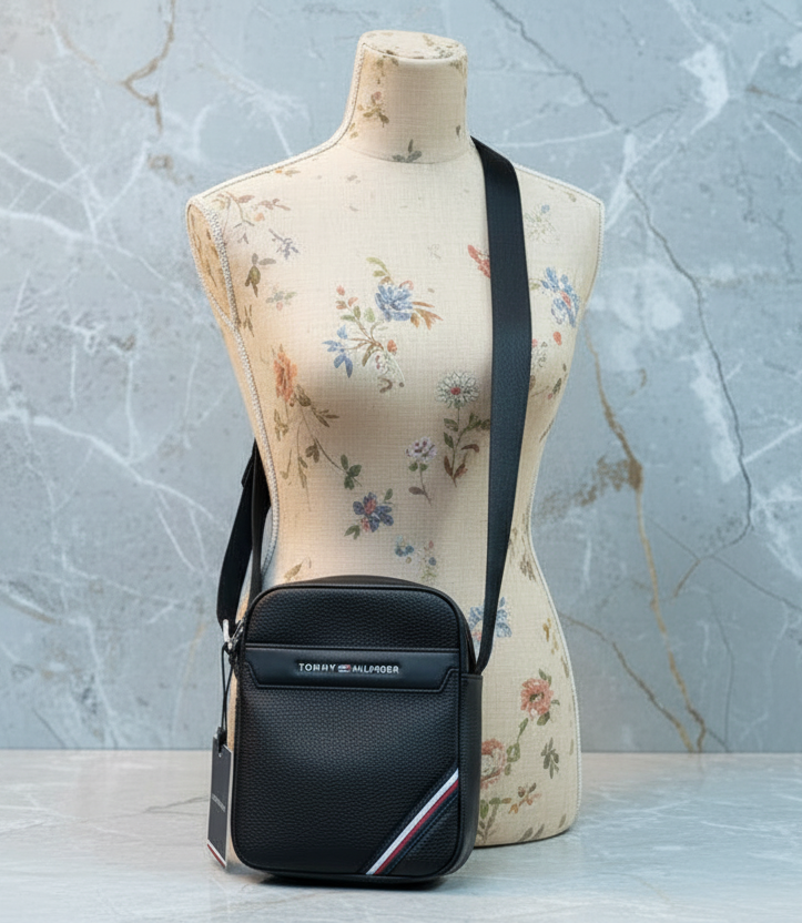حقيبة كروس بودي صغيرة للرجال من تومي هيلفيغر -