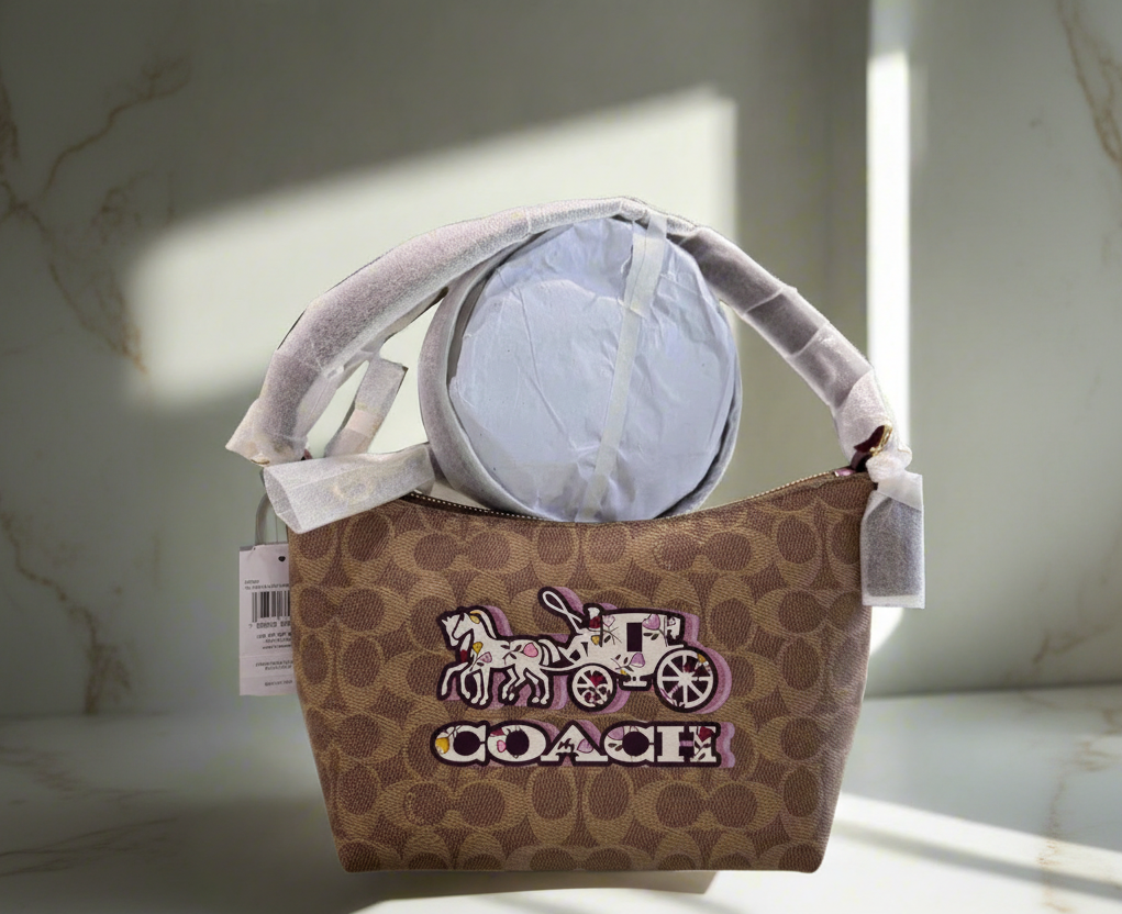 حقيبة كتف/حقيبة كروس بودي من كوتش بايتون بنقشة الحصان والعربة المميزة