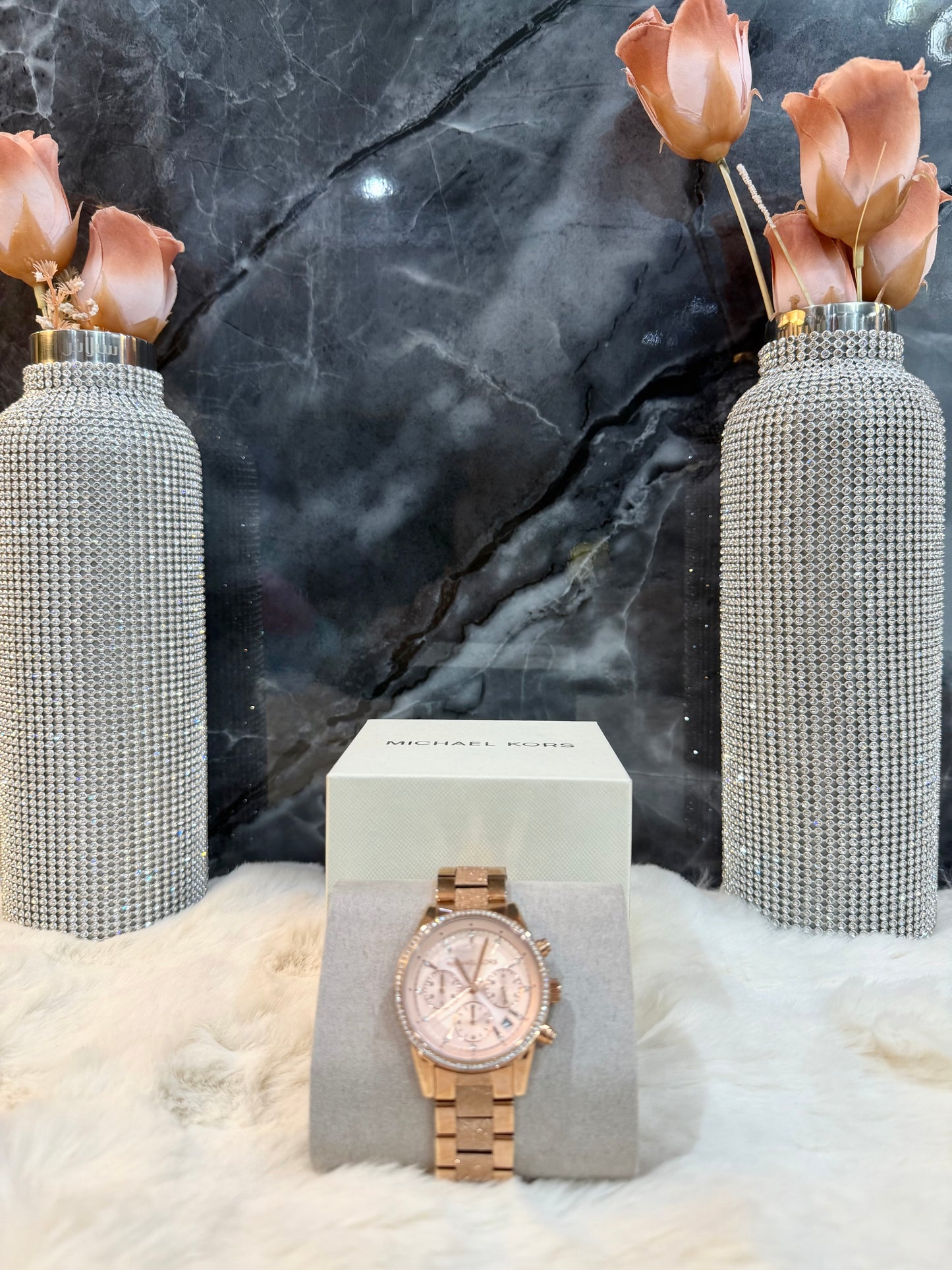 ساعة مايكل كورس متوسطة الحجم - لون ذهبي وردي - علبة ساعة مجانية