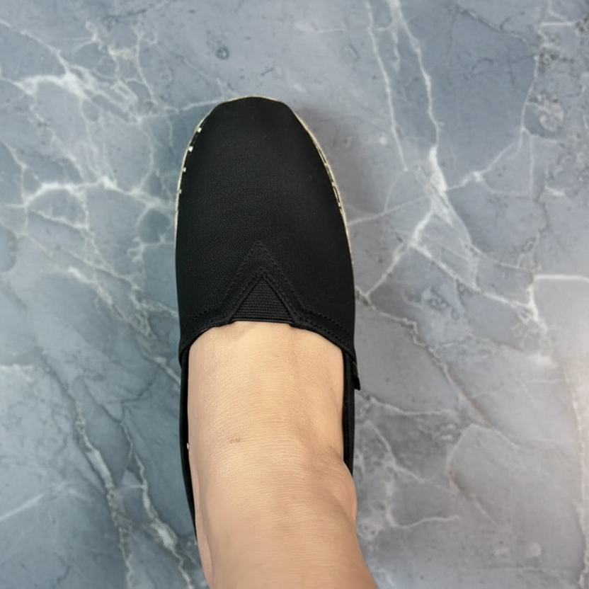 SKECHERS - SIZE 6