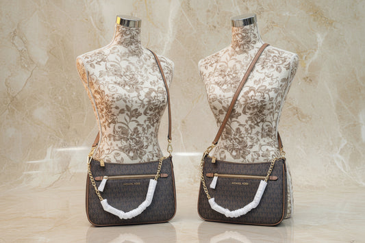 حقيبة كروس صغيرة من مايكل كورس تحمل شعار JET SET وسلسلة باللون البني المميز