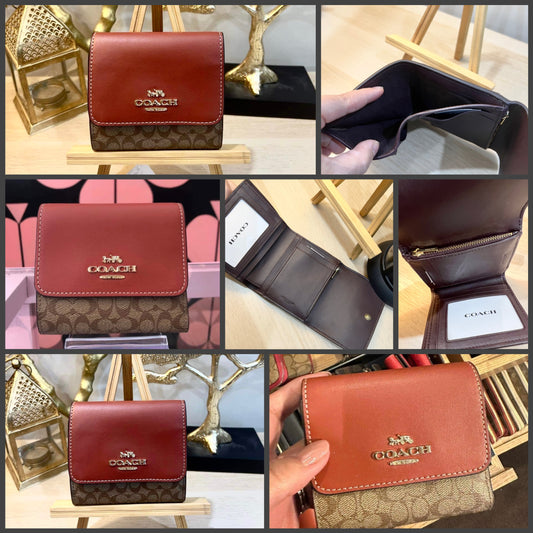 محفظة صغيرة ثلاثية الطي من كوتش - لون بني صدئ مميز