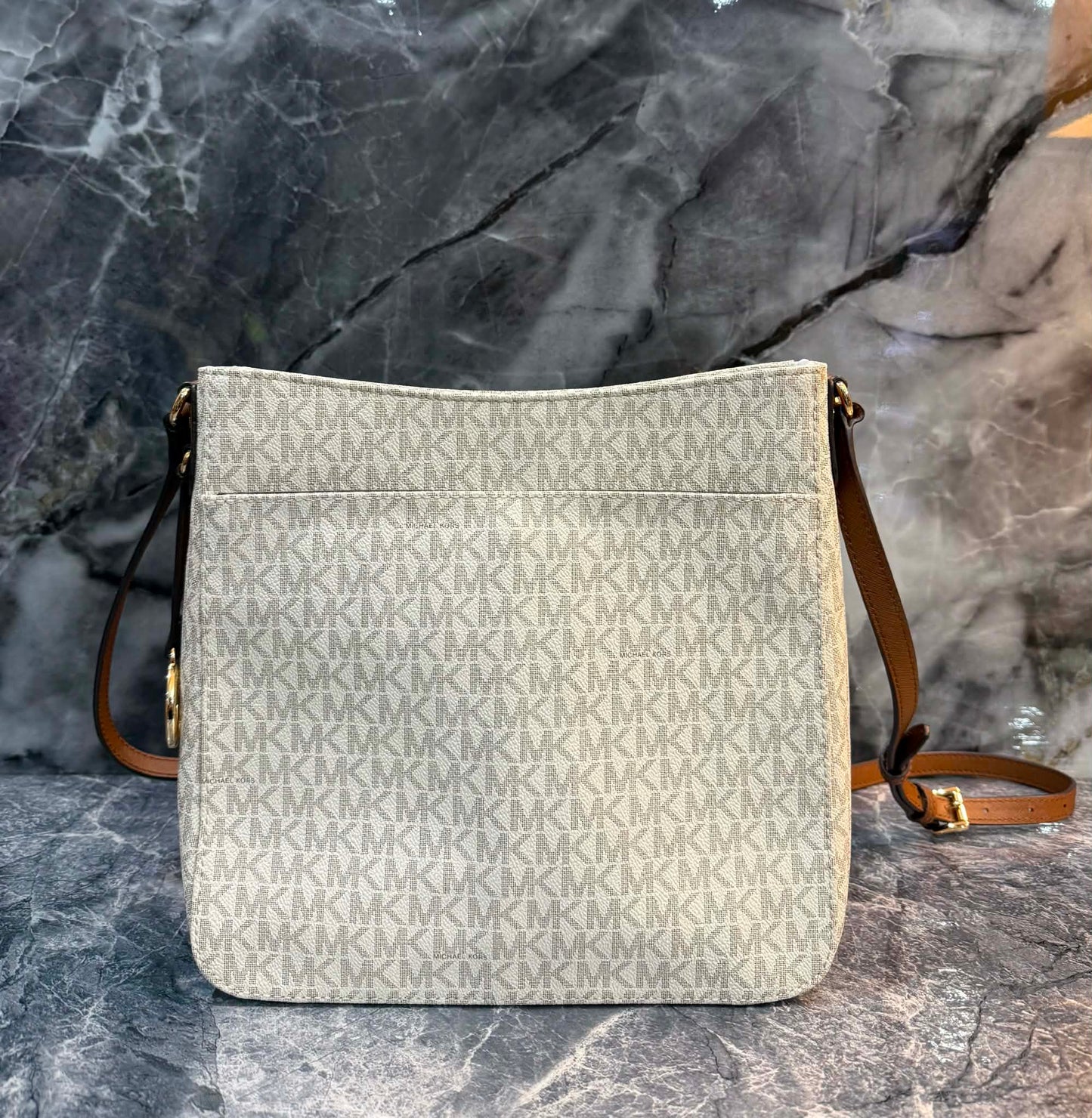 MICHAEL KORS JET SET TRAVEL LARGE MESSENGER LOGO VANILLA