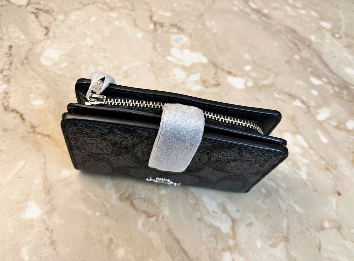 محفظة كوتش ثنائية الطي متوسطة الحجم بسحاب في الزاوية