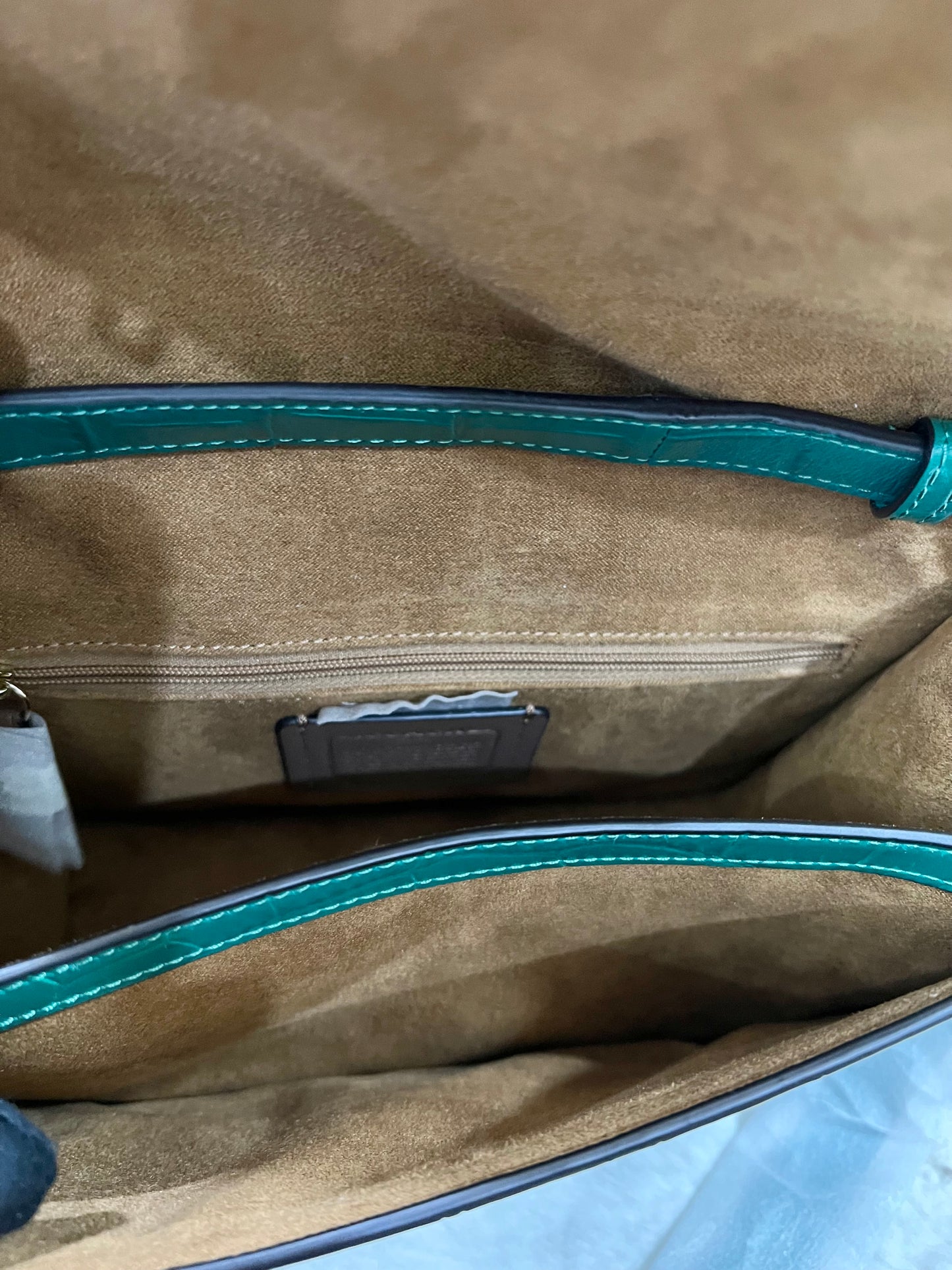 حقيبة كروسبودي كوتش برين ذات غطاء قلاب - لون اليشم