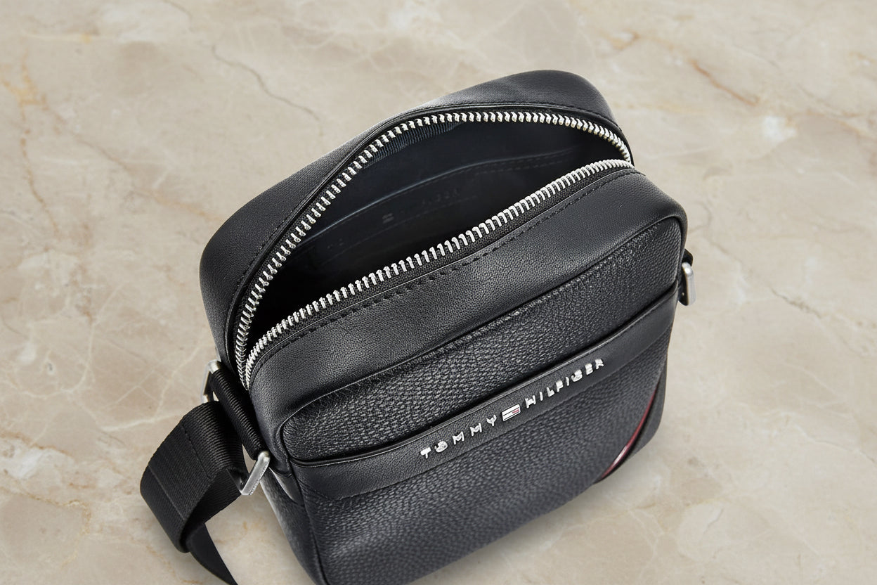 حقيبة كروس بودي صغيرة للرجال من تومي هيلفيغر -