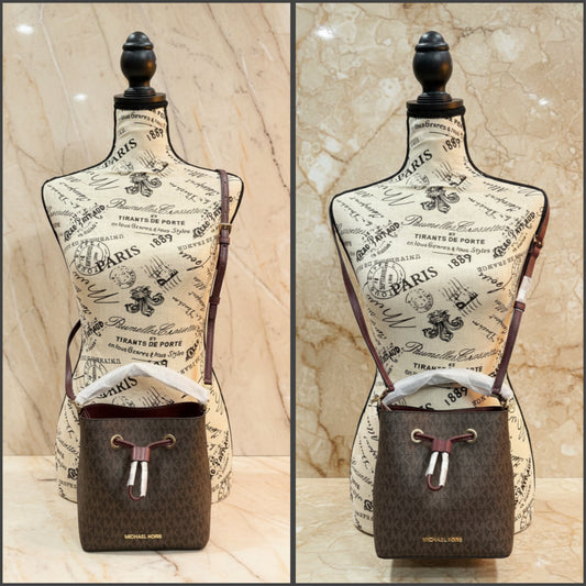 MICHAEL KORS SURI BUCKET IN SIGNATURE CANVAS