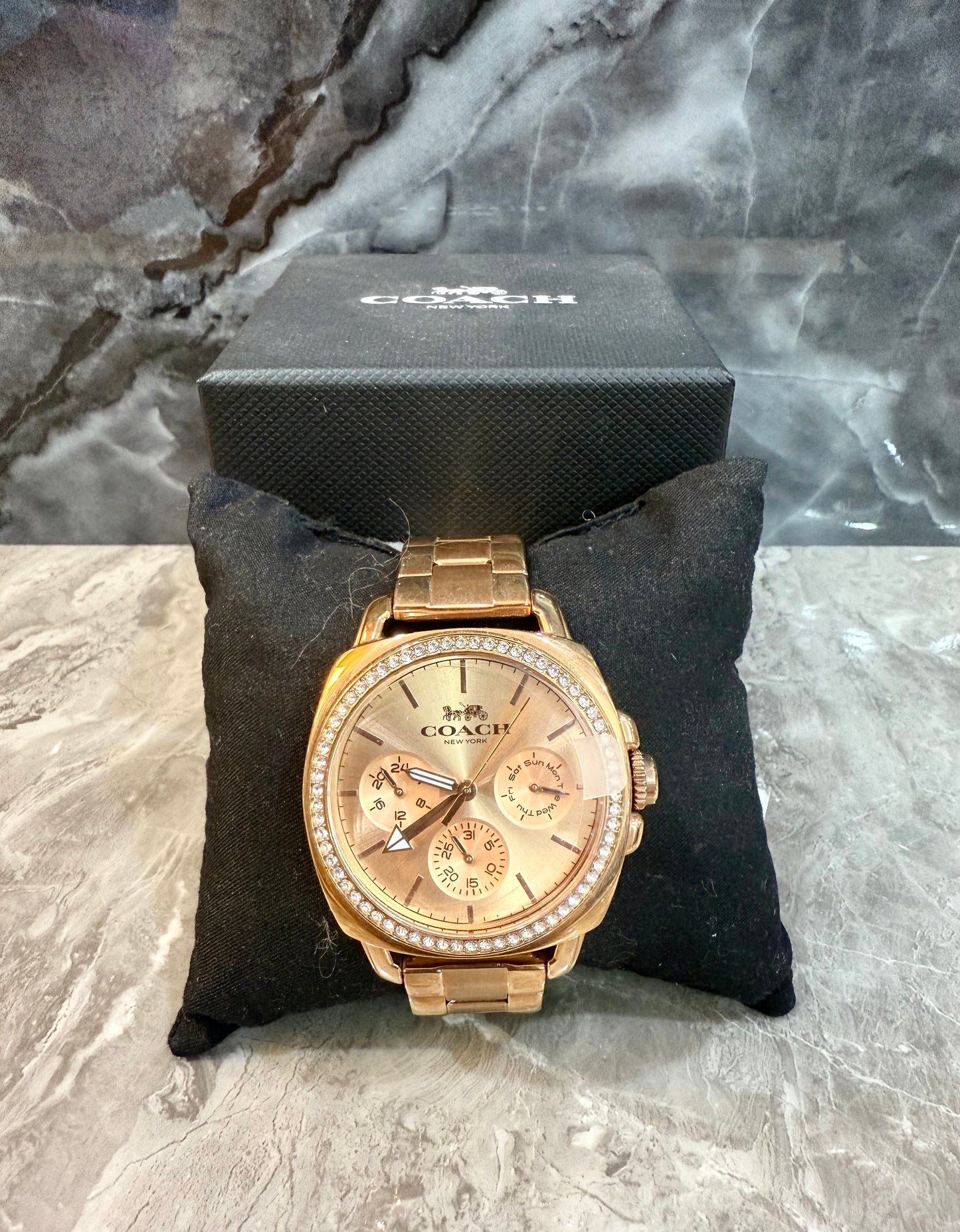 ساعة كوتش ذات وجه كبير - مطلية بالذهب الوردي والفولاذ المقاوم للصدأ