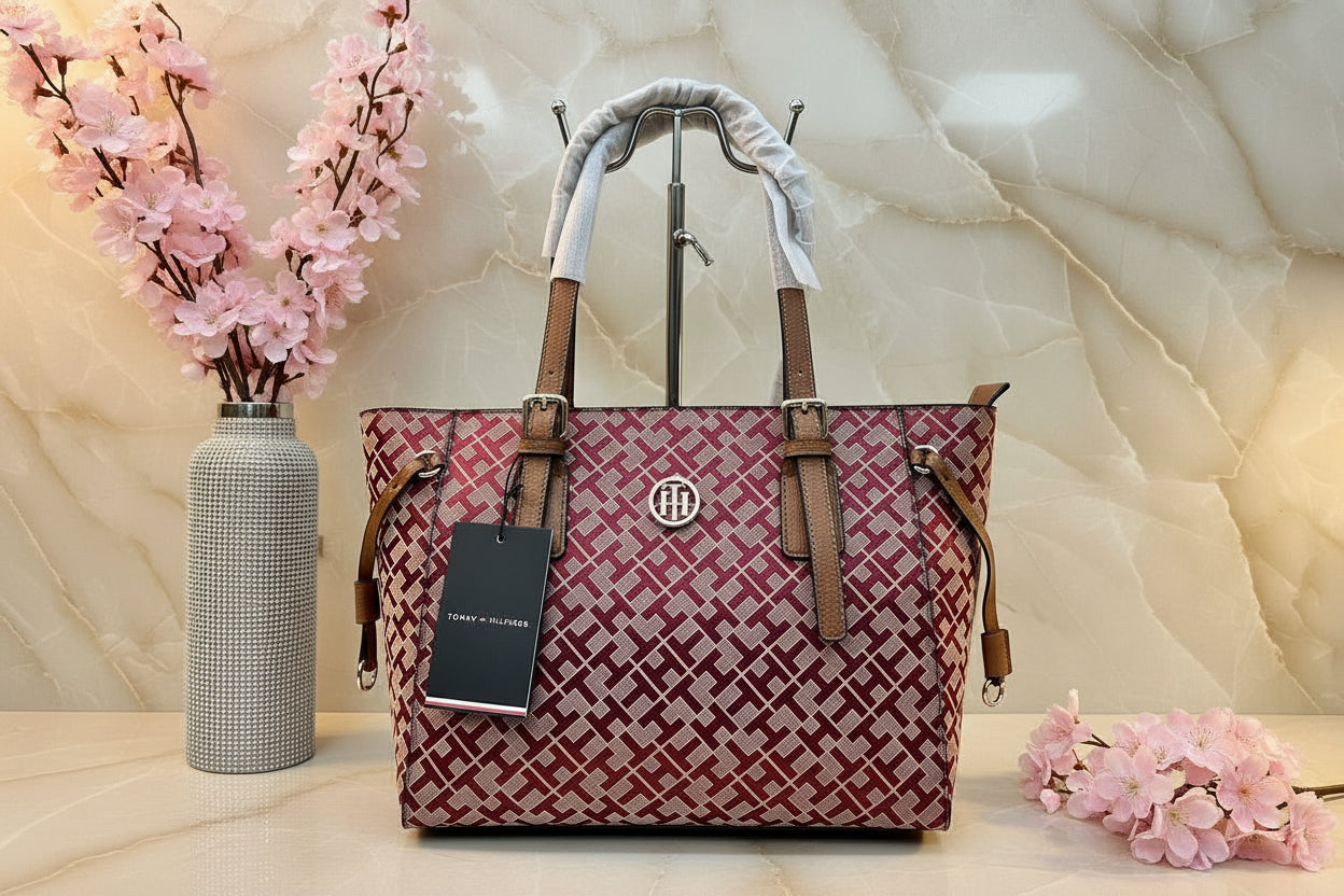 حقيبة تومي هيلفيغر