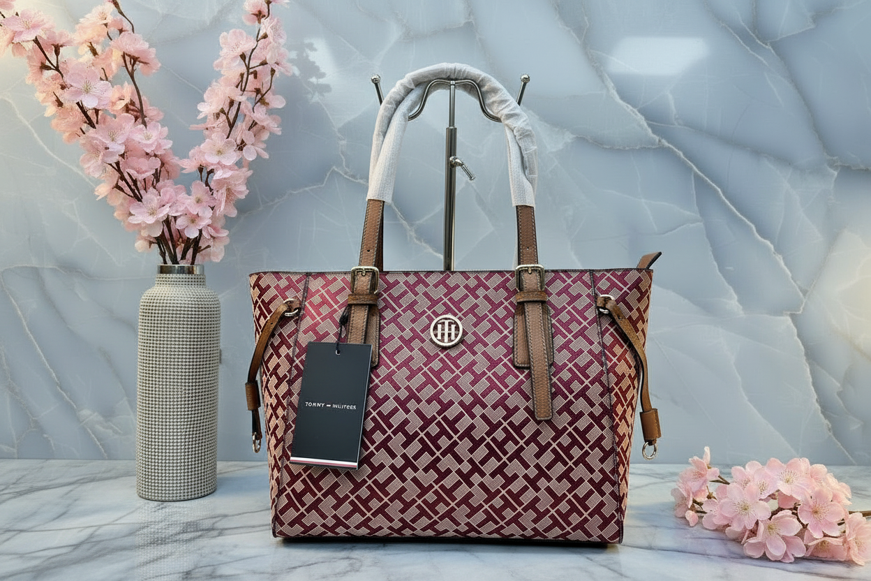 حقيبة تومي هيلفيغر