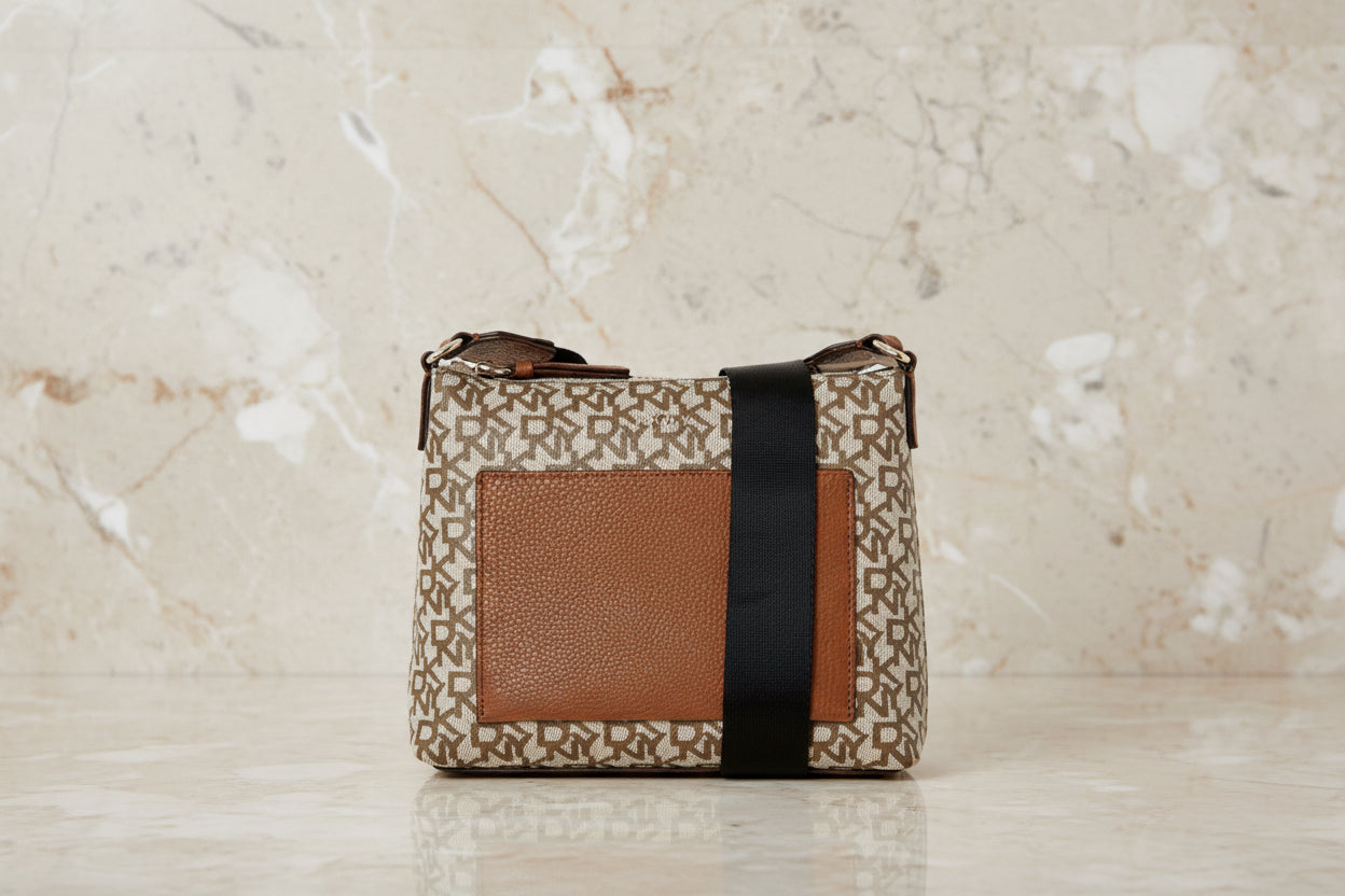 حقيبة كروس بودي من دي كيه إن واي بشعار المونوغرام