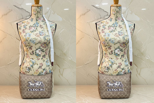 حقيبة كتف/حقيبة كروس بودي من كوتش بايتون بنقشة الحصان والعربة المميزة