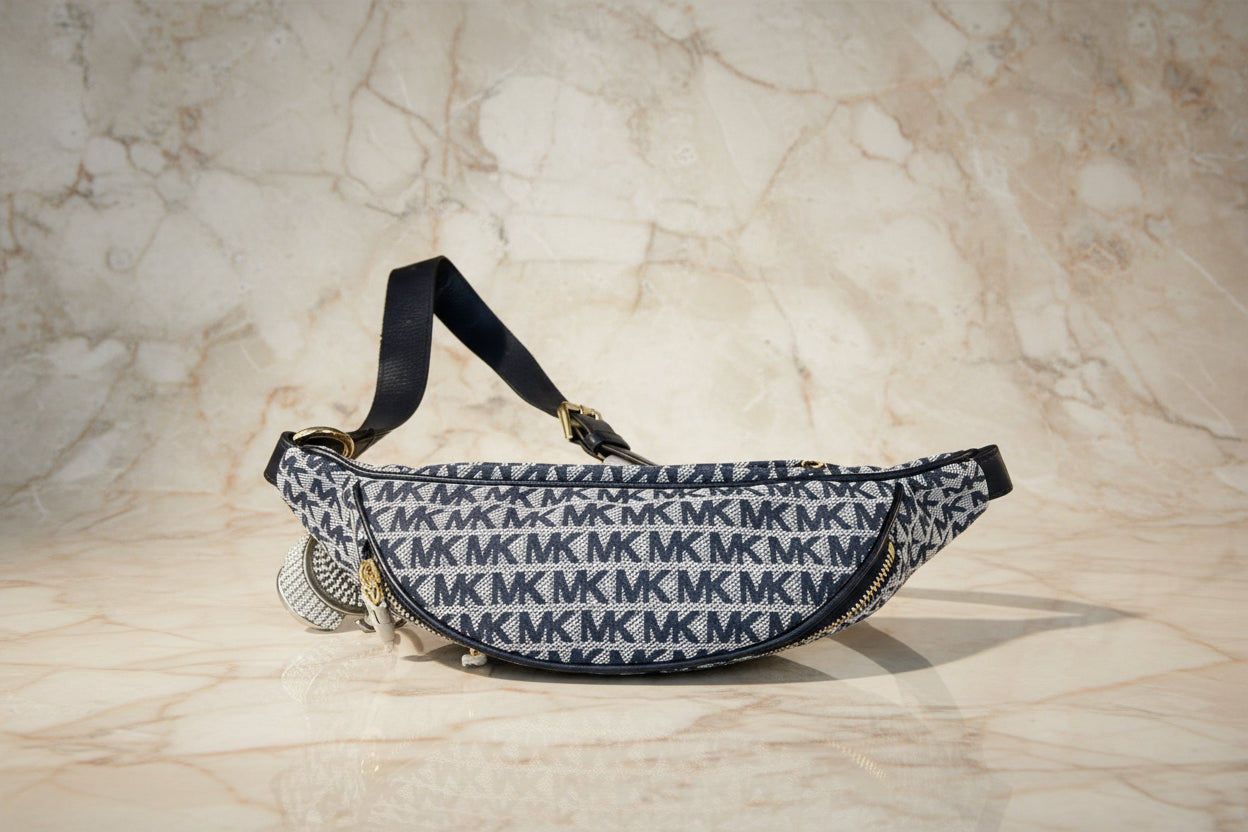 MICHAEL KORS MOTT JACQUARD SIGNATURE WAISTPACK/BELTBAG - NAVY BLUE