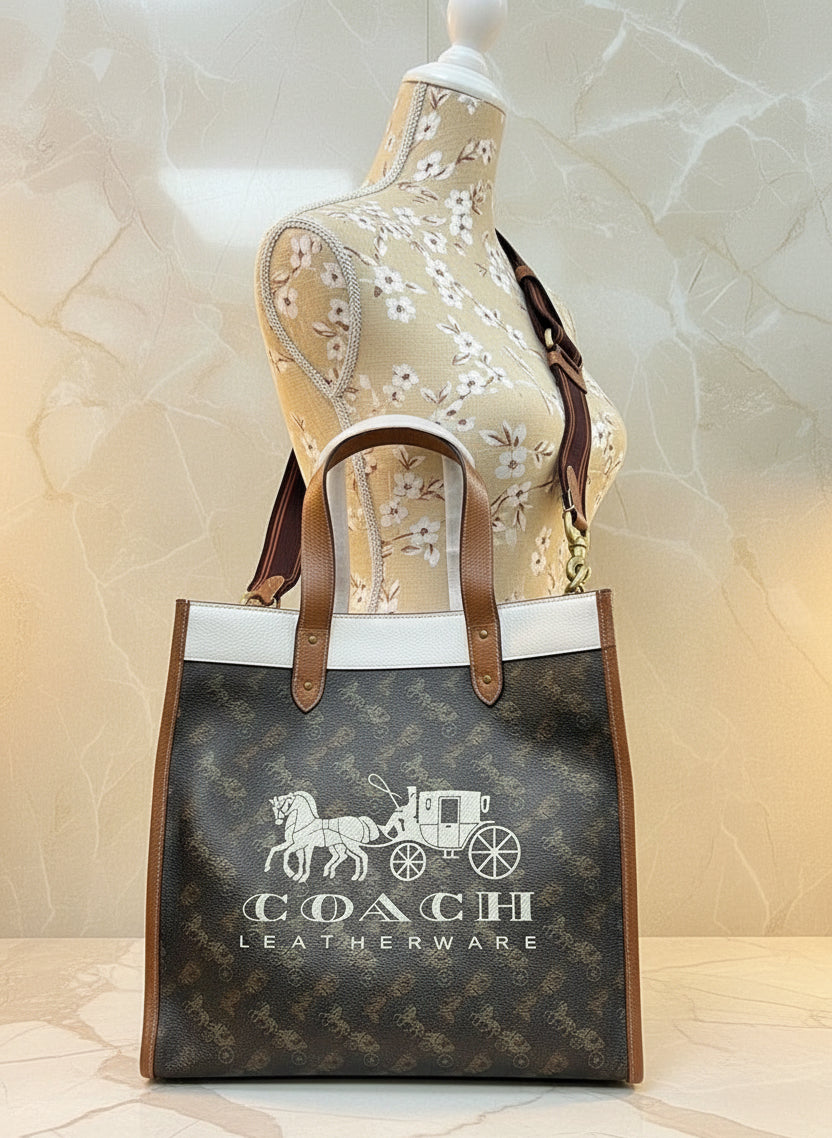 حقيبة تسوق من كوتش فيلد مزينة بطبعة حصان وعربة