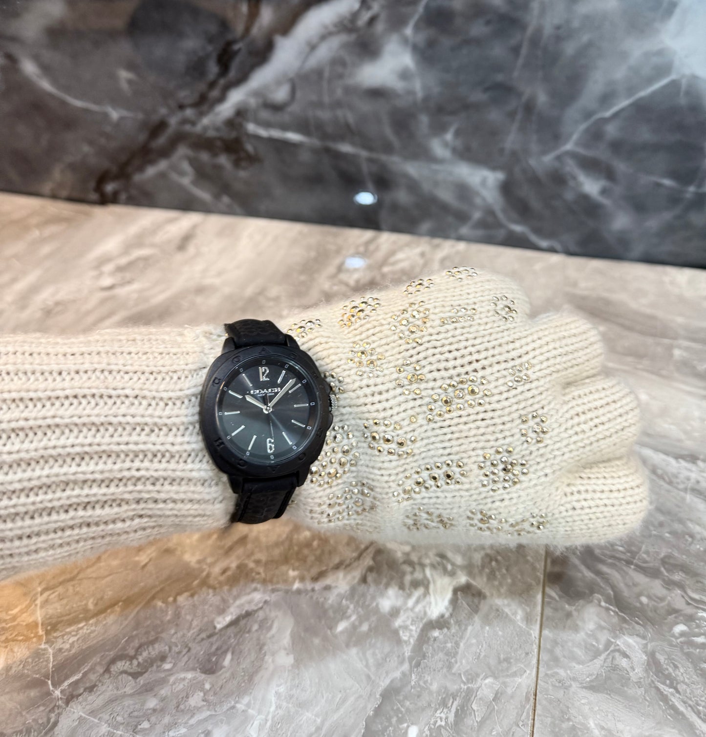 ساعة كوتش كيت التناظرية للنساء