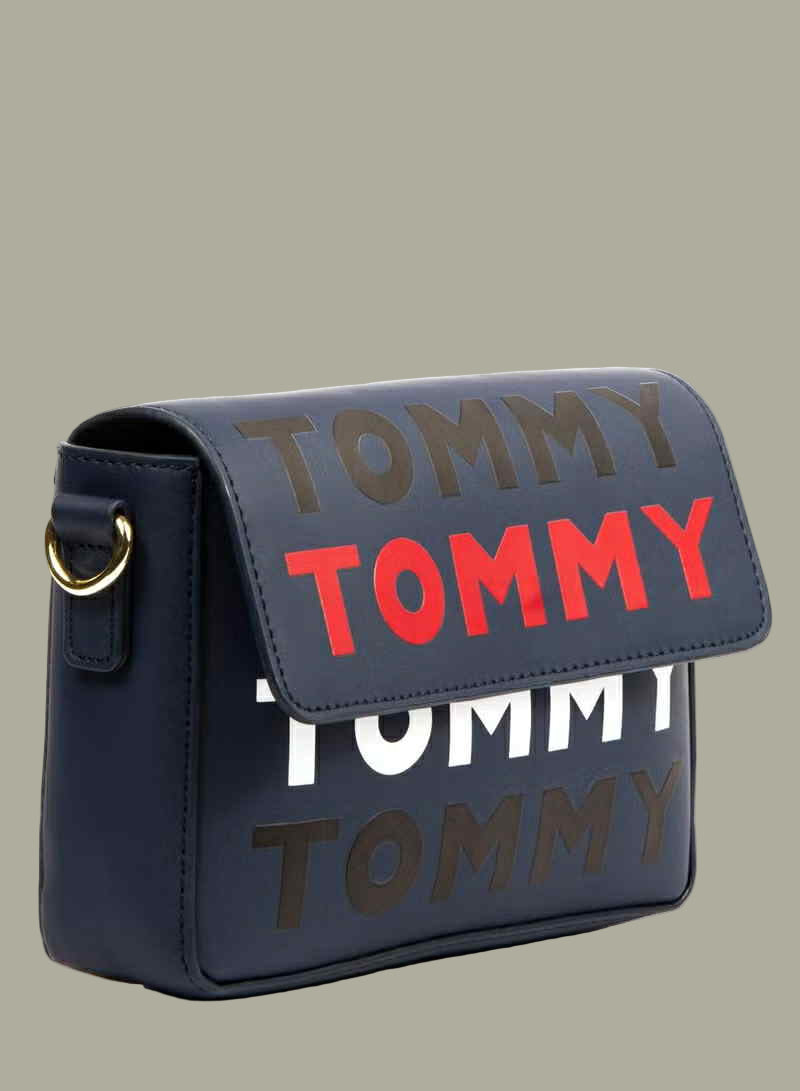 حقيبة كروسبودي ذات غطاء قلاب من تومي هيلفيغر