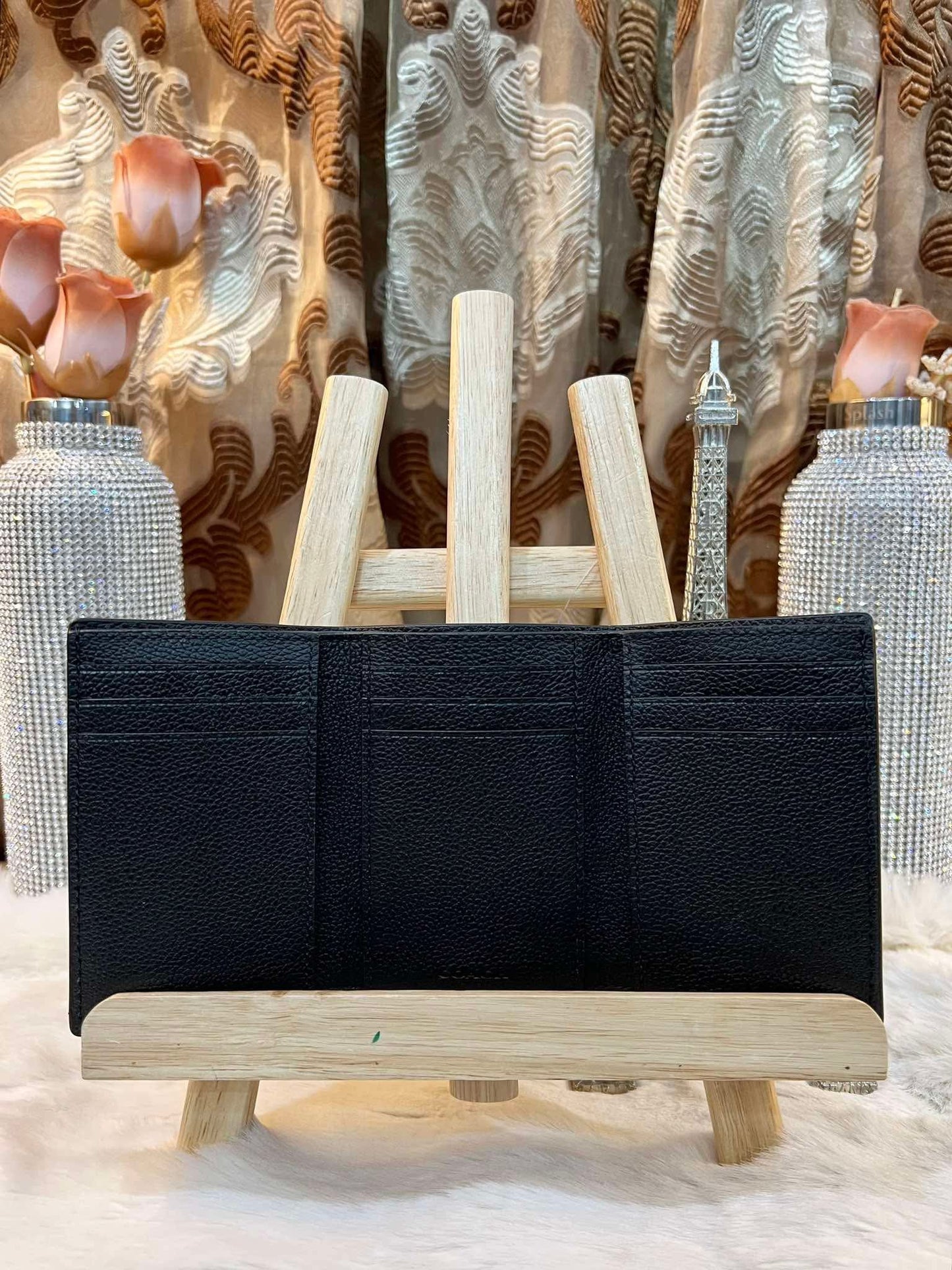 محفظة كوتش ثلاثية الطي