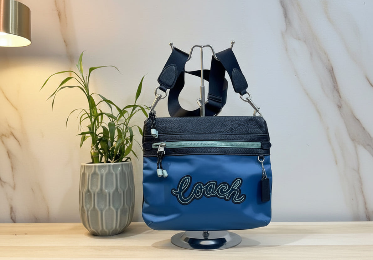 حقيبة كروسبودي من كوتش فال فايل - نايلون/جلد محبب، لون أزرق سماوي متعدد الألوان