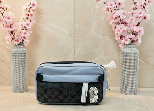 حقيبة صدر/حقيبة بودي من كوتش إيدج، لون أزرق متداخل مع أسود فحمي مميز - مع رقعة كوتش