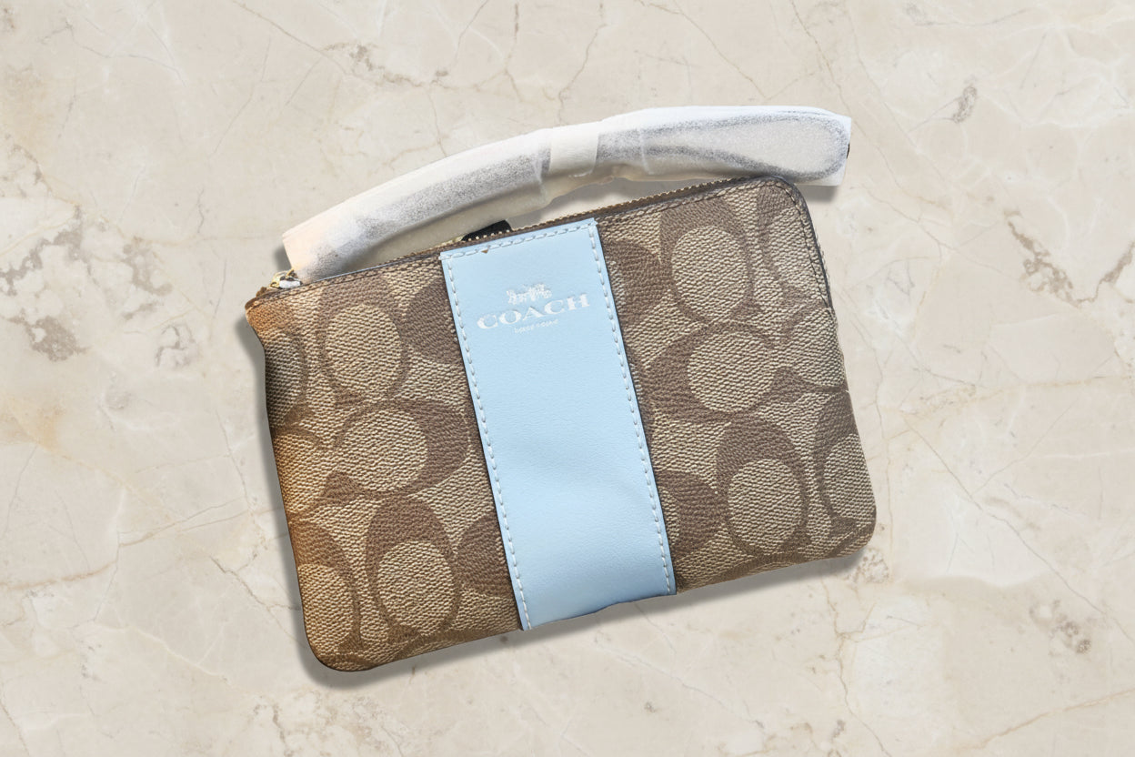 COACH SMALL CORNER SINGLE ZIP WRISTLET - SIGNATURE KHAKI/WATERFALL LIGHT BLUE