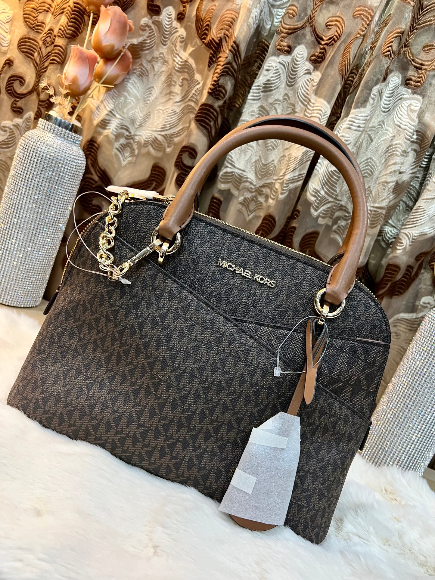MICHAEL KORS CINDY DOME MEDIUM IN SIGNATURE LOGO BROWN