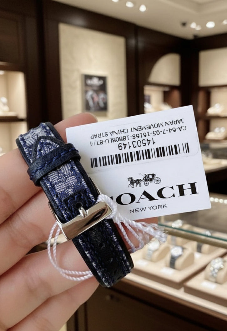 ساعة كوتش بوي فريند متوسطة الحجم - لون أزرق داكن مميز