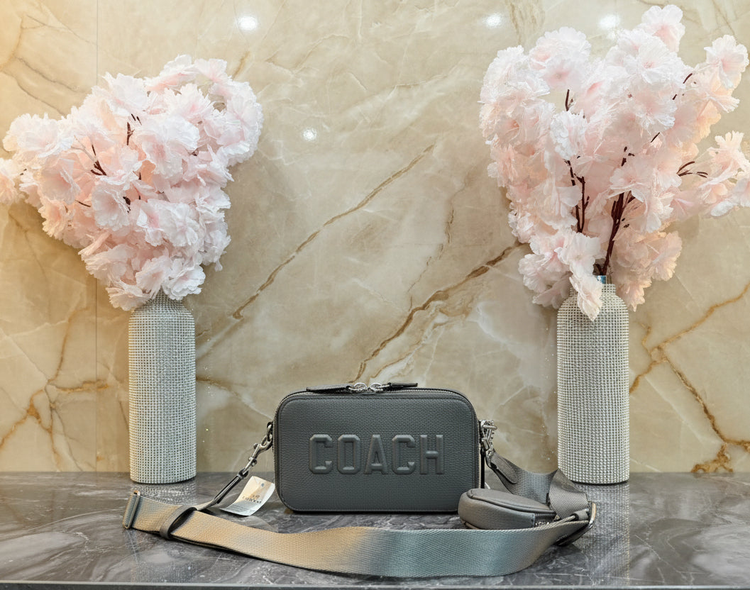 حقيبة كروسبودي رفيعة من كوتش تشارتر - رمادي