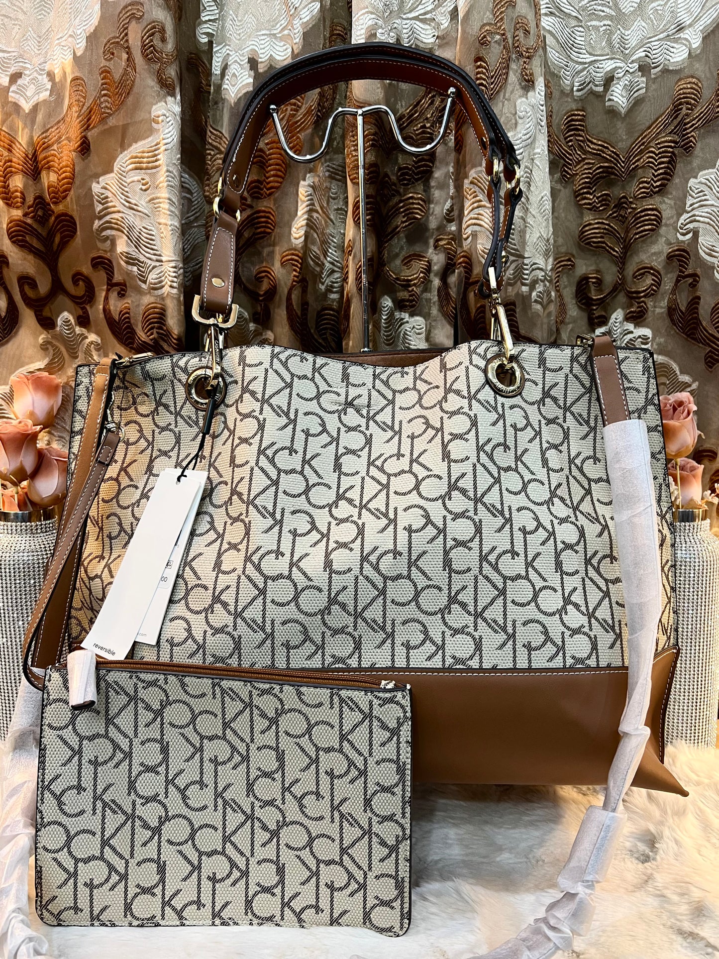 CALVIN KLEIN TOTE IN SIGNATURE LOGO BEIGE/BROWN- XL OPEN WITH LARGE ZIP POUCH & LONG STRAP
