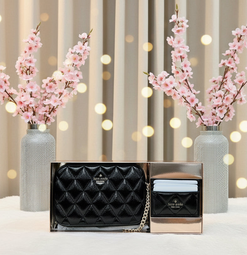 حقيبة كروسبودي من الجلد المبطن من كيت سبيد، مع حافظة بطاقات رفيعة، في علبة.