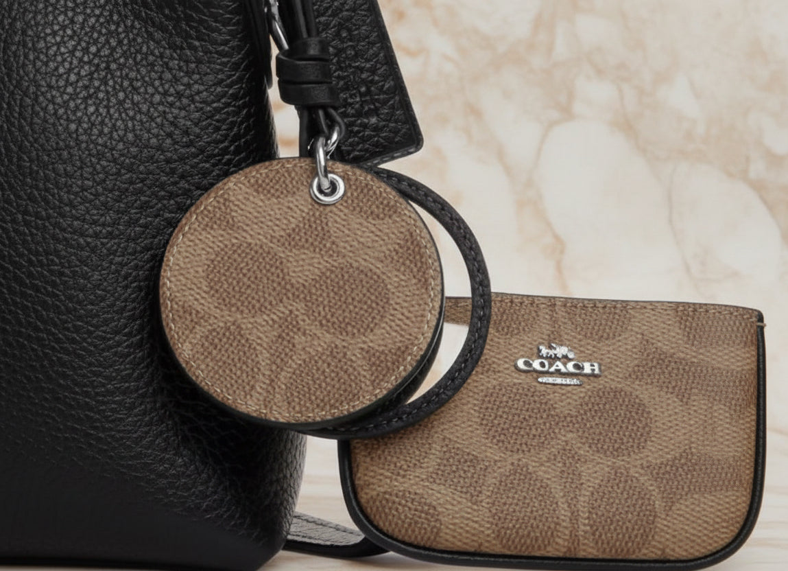 حقيبة كوتش متوسطة الحجم بلون الغار - أسود