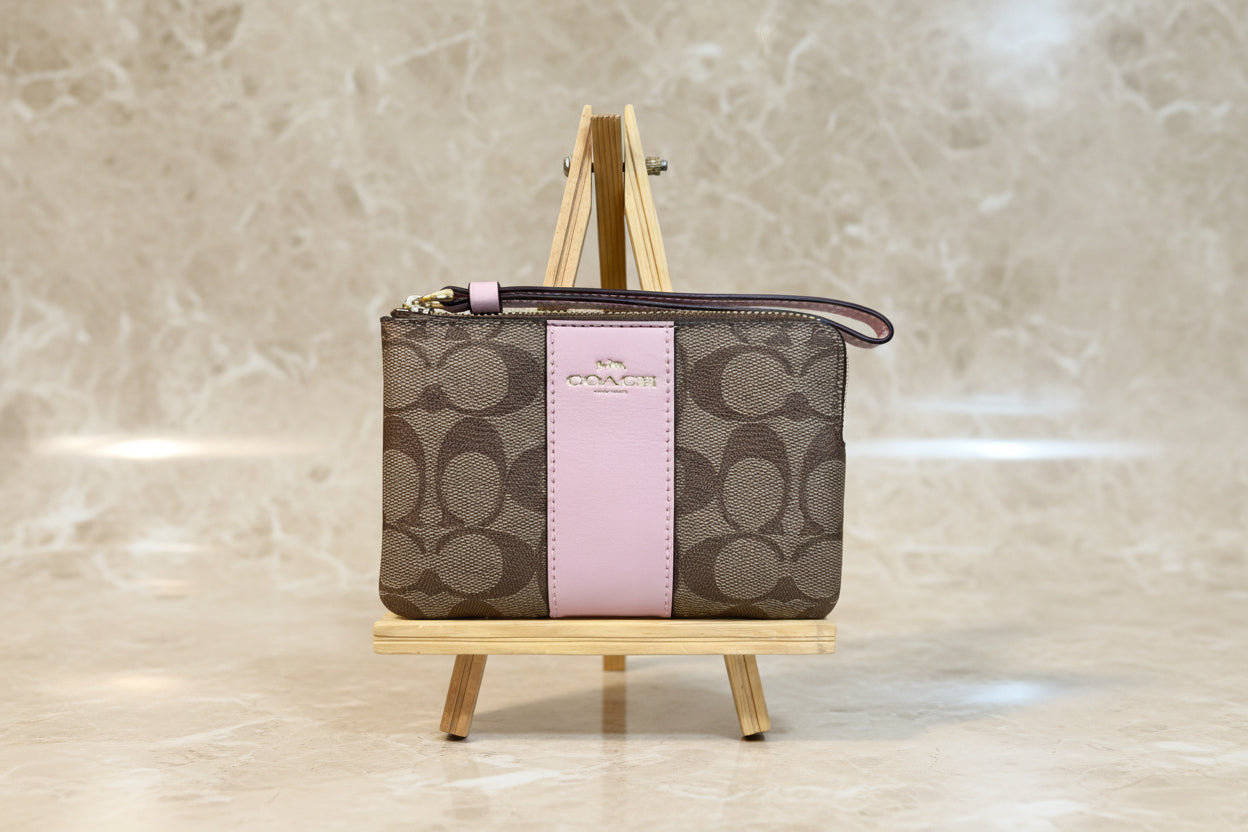 COACH SMALL CORNER SINGLE ZIP WRISTLET - SIGNATURE BROWN/PINK