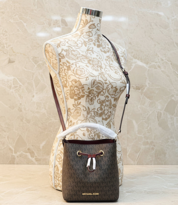 MICHAEL KORS SURI BUCKET IN SIGNATURE CANVAS