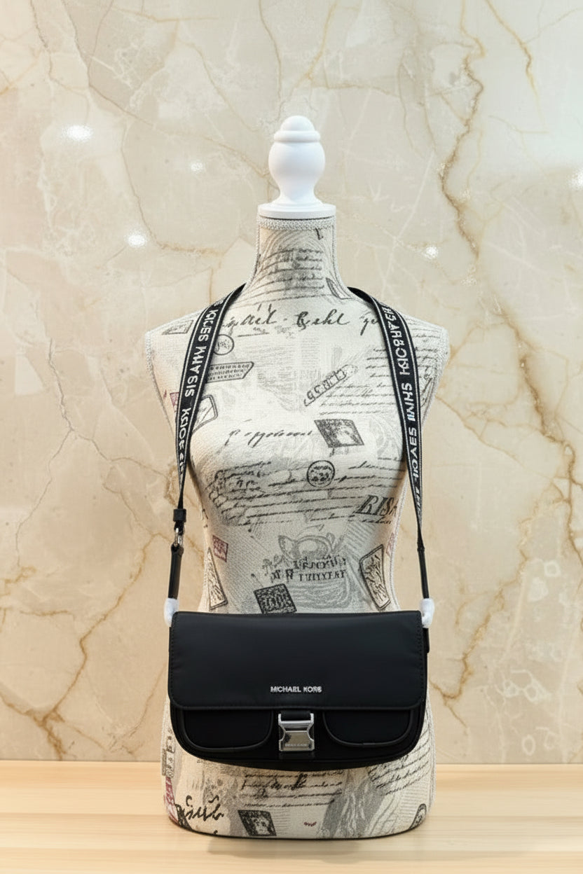 حقيبة مايكل كورس كاي متوسطة الحجم بجيبين وغطاء قلاب