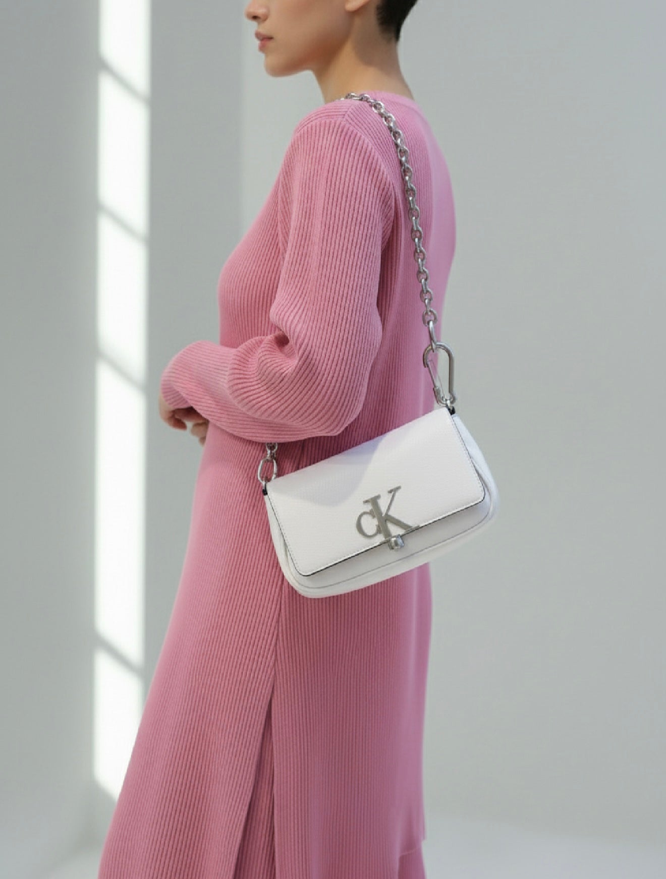 CALVIN KLEIN CHAIN CROSSBODY BAG - SILVER BIRCH