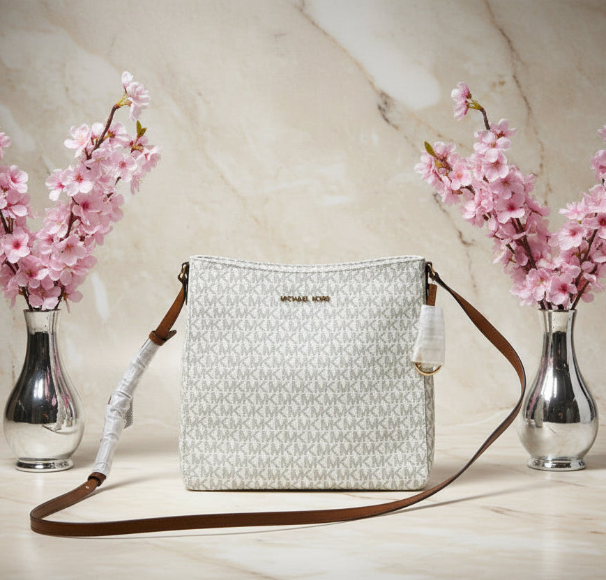MICHAEL KORS JET SET TRAVEL LARGE MESSENGER LOGO VANILLA