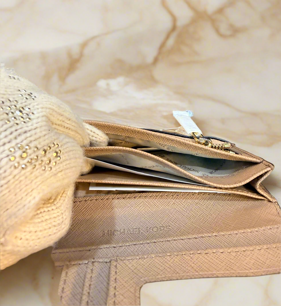 حقيبة مايكل كورس متوسطة الحجم رفيعة قابلة للطي