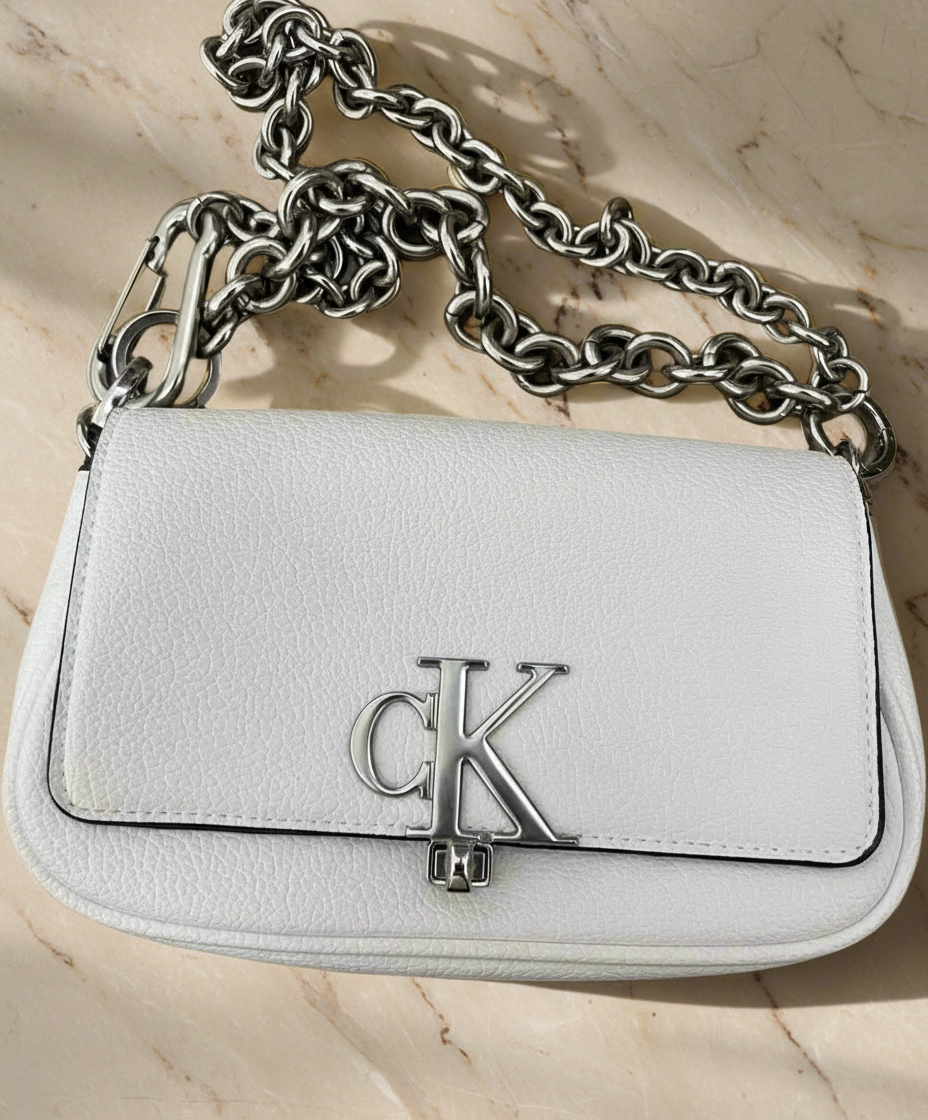 CALVIN KLEIN CHAIN CROSSBODY BAG - SILVER BIRCH