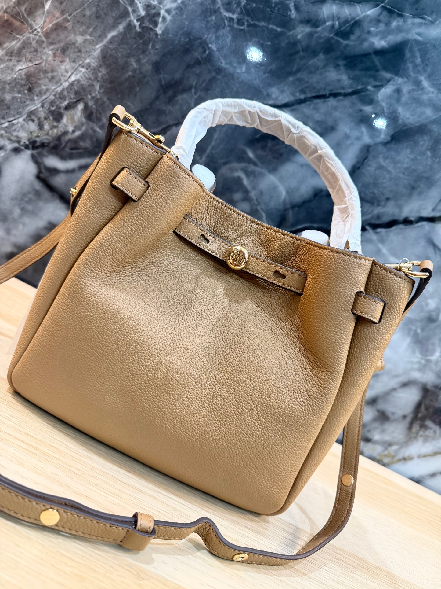 SALE!!! WITH CREASE IN FRONT DUE TO CARGO HANDLING - TORY BURCH SMALL ROMY BUCKET - BROWN