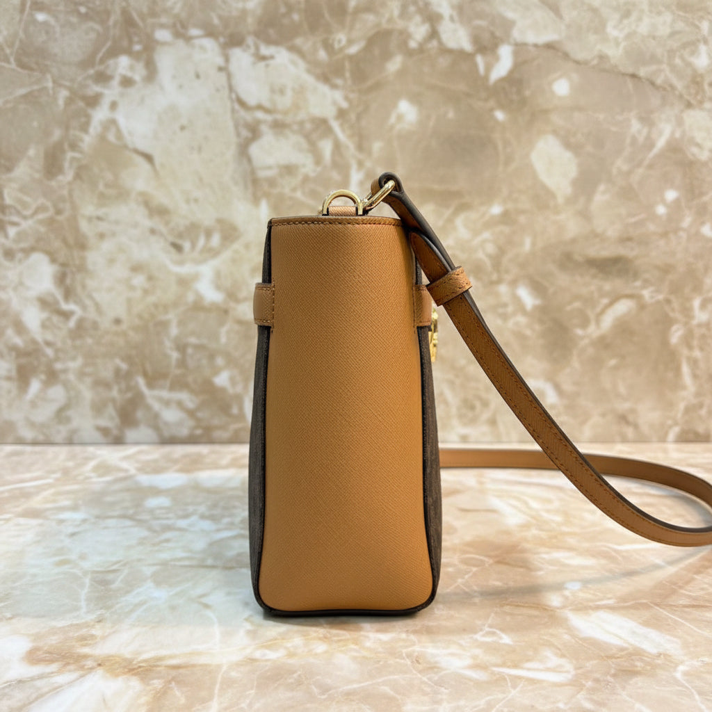 MICHAEL KORS TOP ZIP HAMILTON TRAVELLER MESSENGER BAG SMALL - SIG BROWN