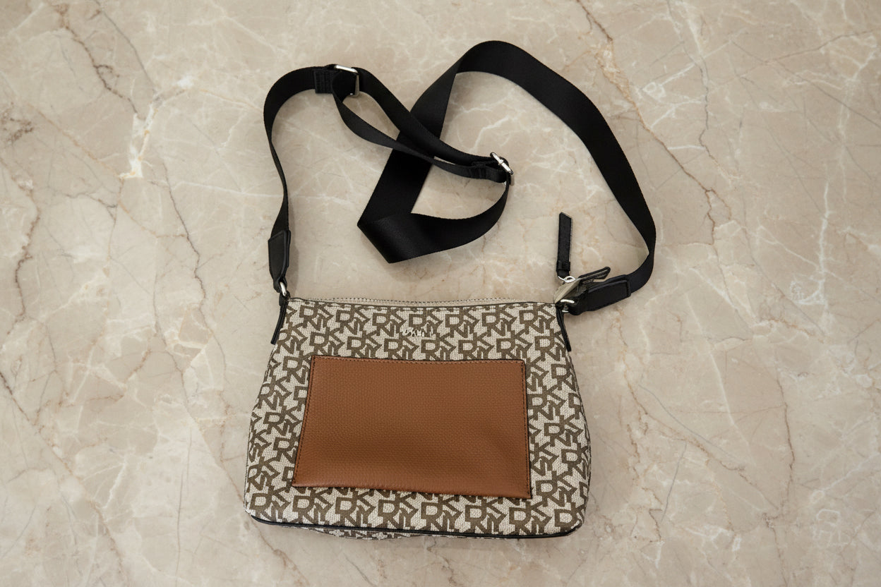 حقيبة كروس بودي من دي كيه إن واي بشعار المونوغرام