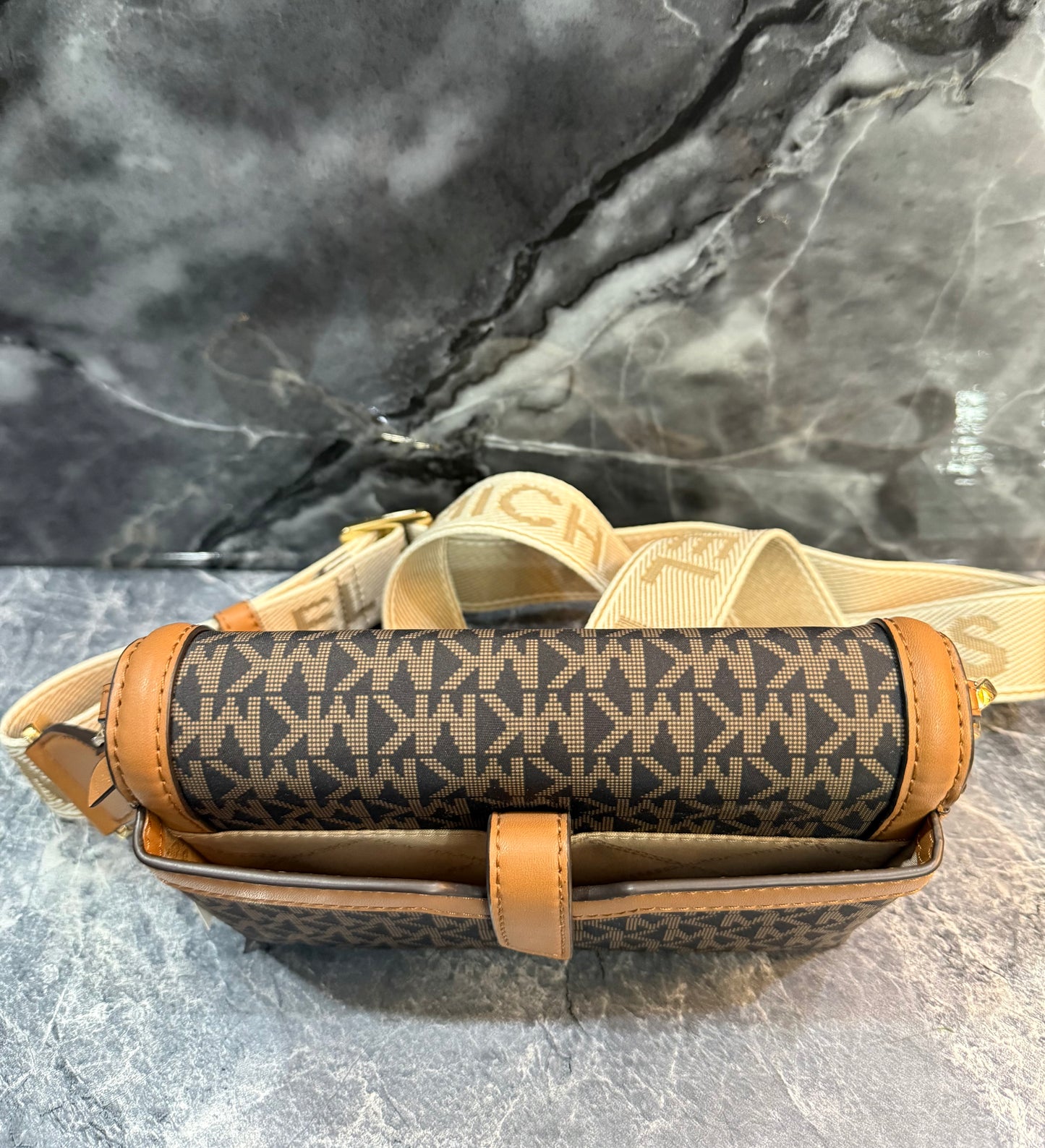 MICHAEL KORS JET SET LOGO SMARTPHONE CROSSBODY BAG- BROWN ACORN - WOVEN