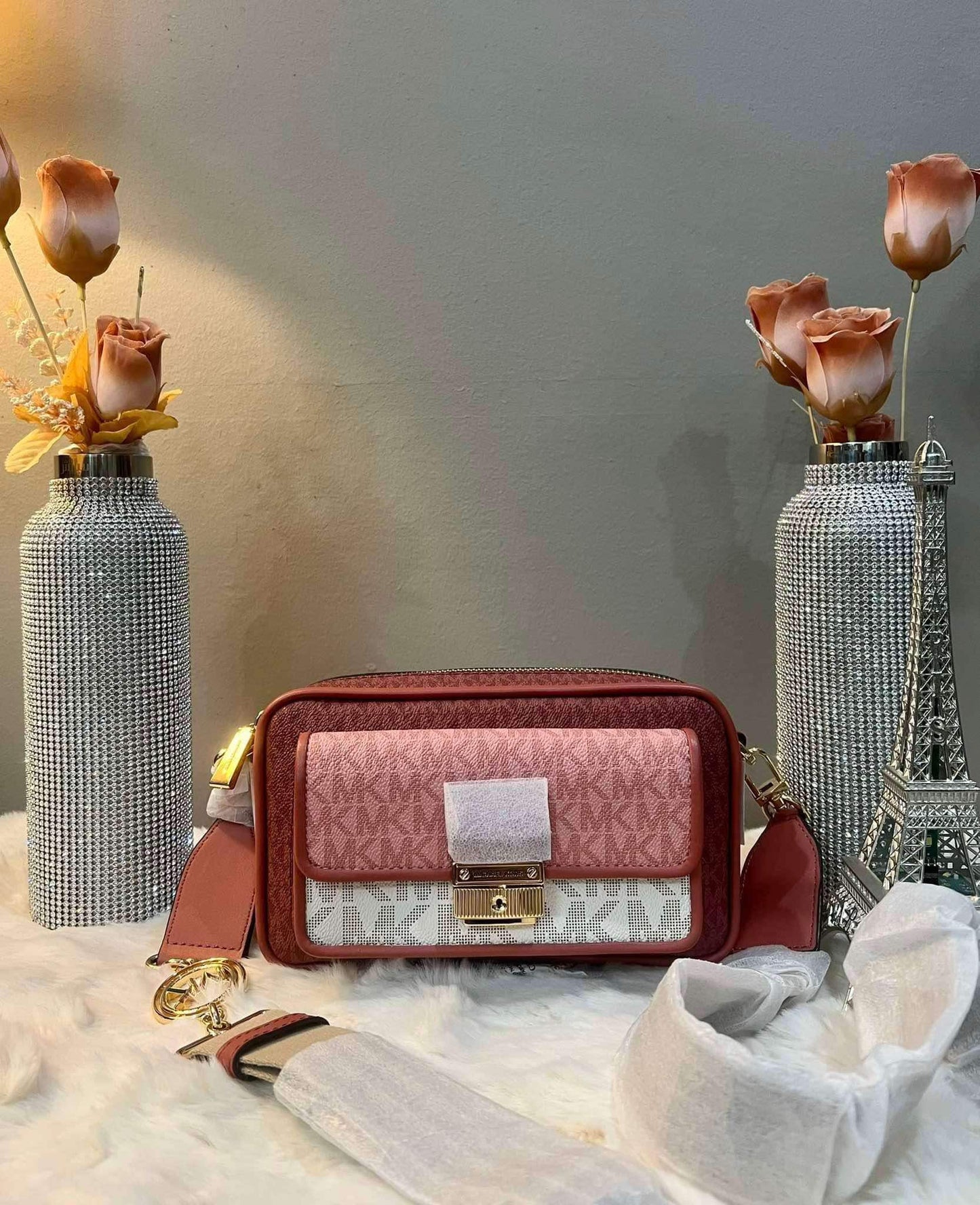 MICHAEL KORS SIGNATURE BRADSHAW POCKET CAMERA CROSSBODY BAG - CINNAMON MULTI ( BOUTIQUE STORE )