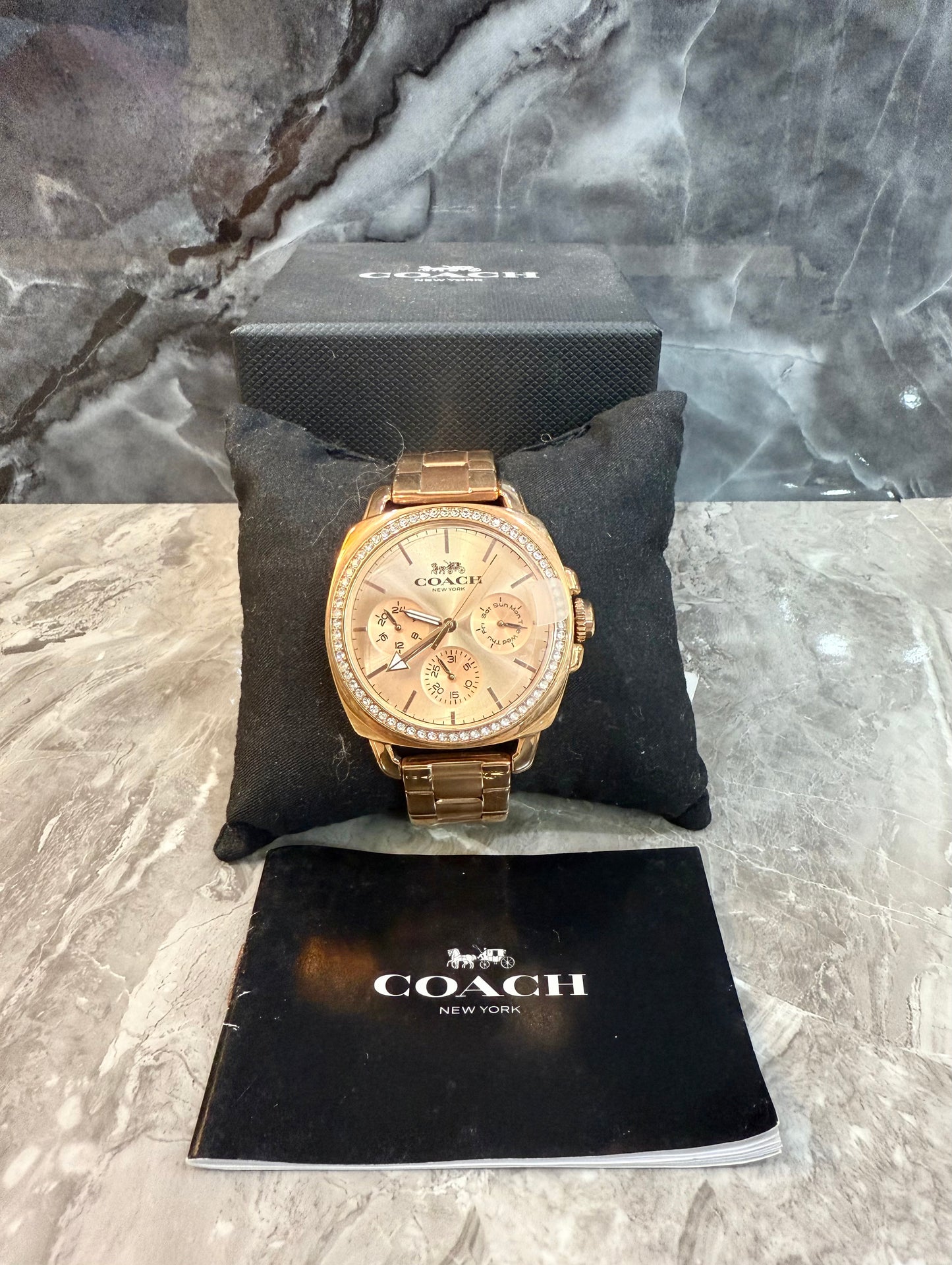 ساعة كوتش ذات وجه كبير - مطلية بالذهب الوردي والفولاذ المقاوم للصدأ