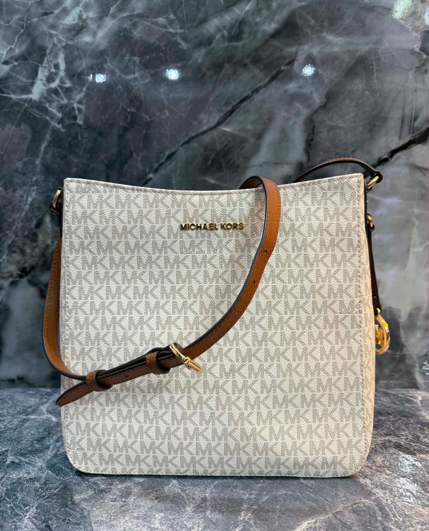MICHAEL KORS JET SET TRAVEL LARGE MESSENGER LOGO VANILLA