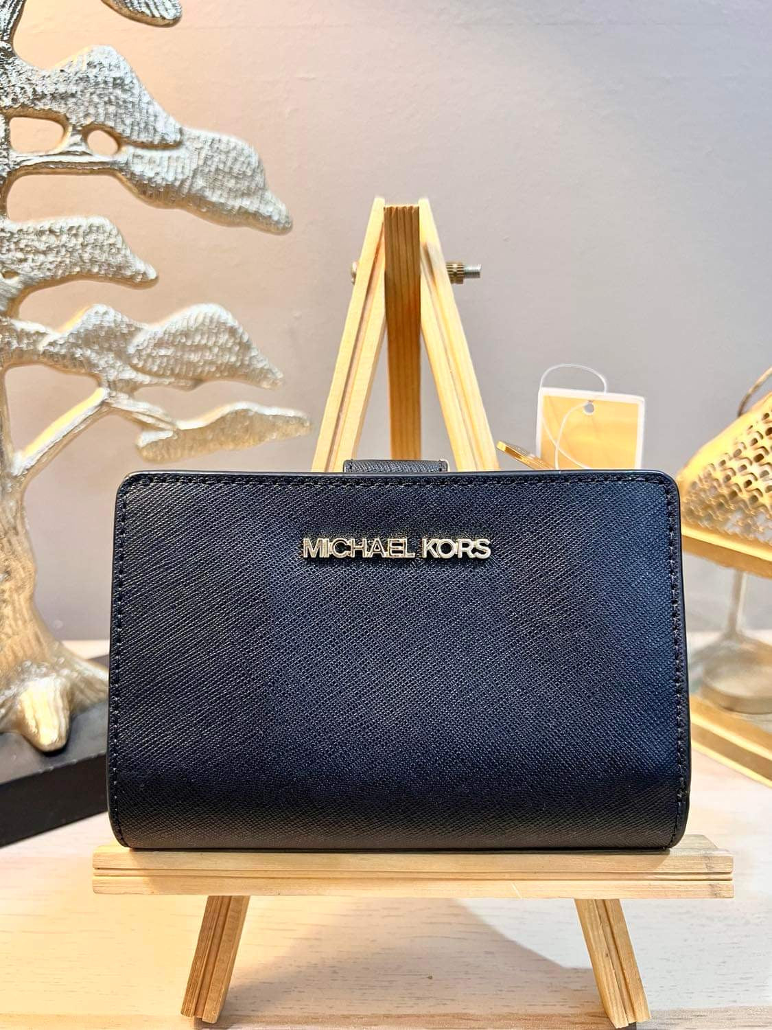 محفظة مايكل كورس متوسطة الحجم ثنائية الطي بسحاب للعملات المعدنية