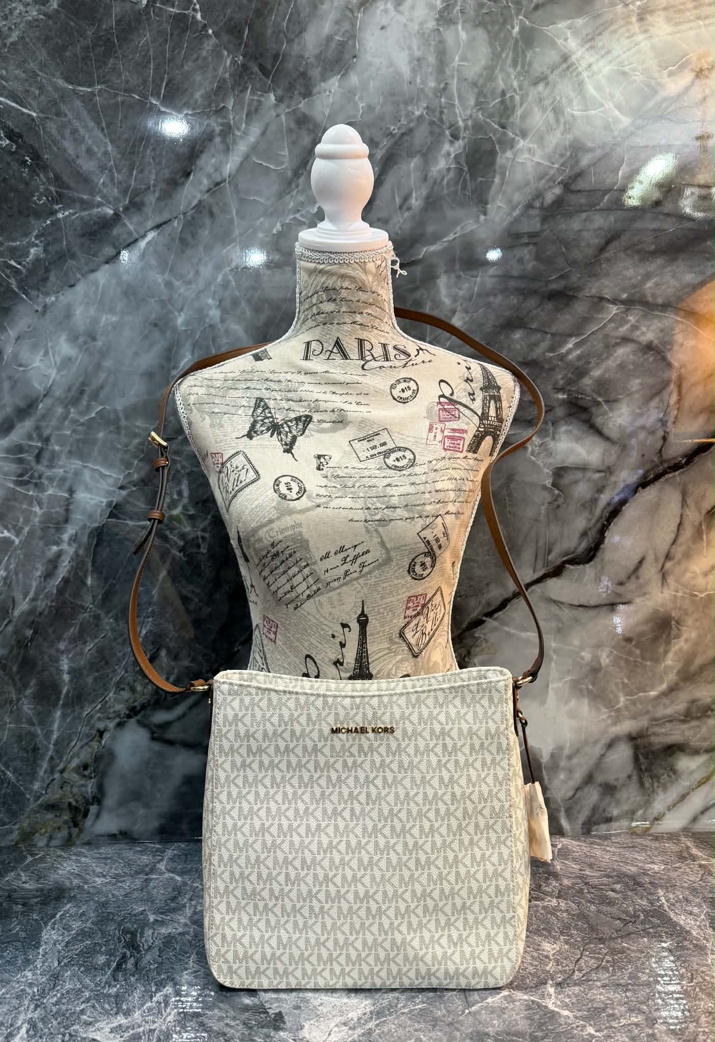 MICHAEL KORS JET SET TRAVEL LARGE MESSENGER LOGO VANILLA