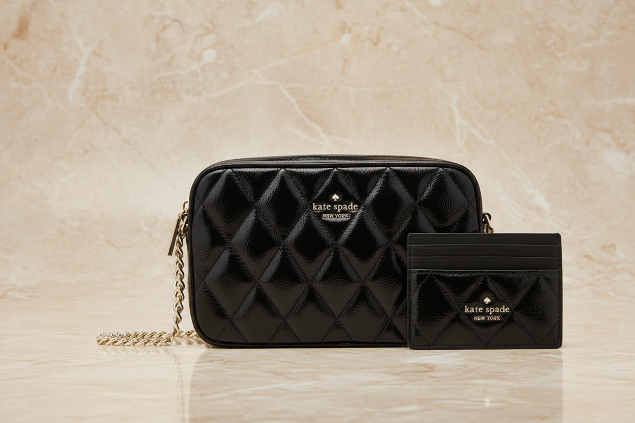 حقيبة كروسبودي من الجلد المبطن من كيت سبيد، مع حافظة بطاقات رفيعة، في علبة.