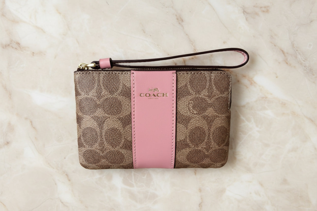 COACH SMALL CORNER SINGLE ZIP WRISTLET - SIGNATURE BROWN/PINK