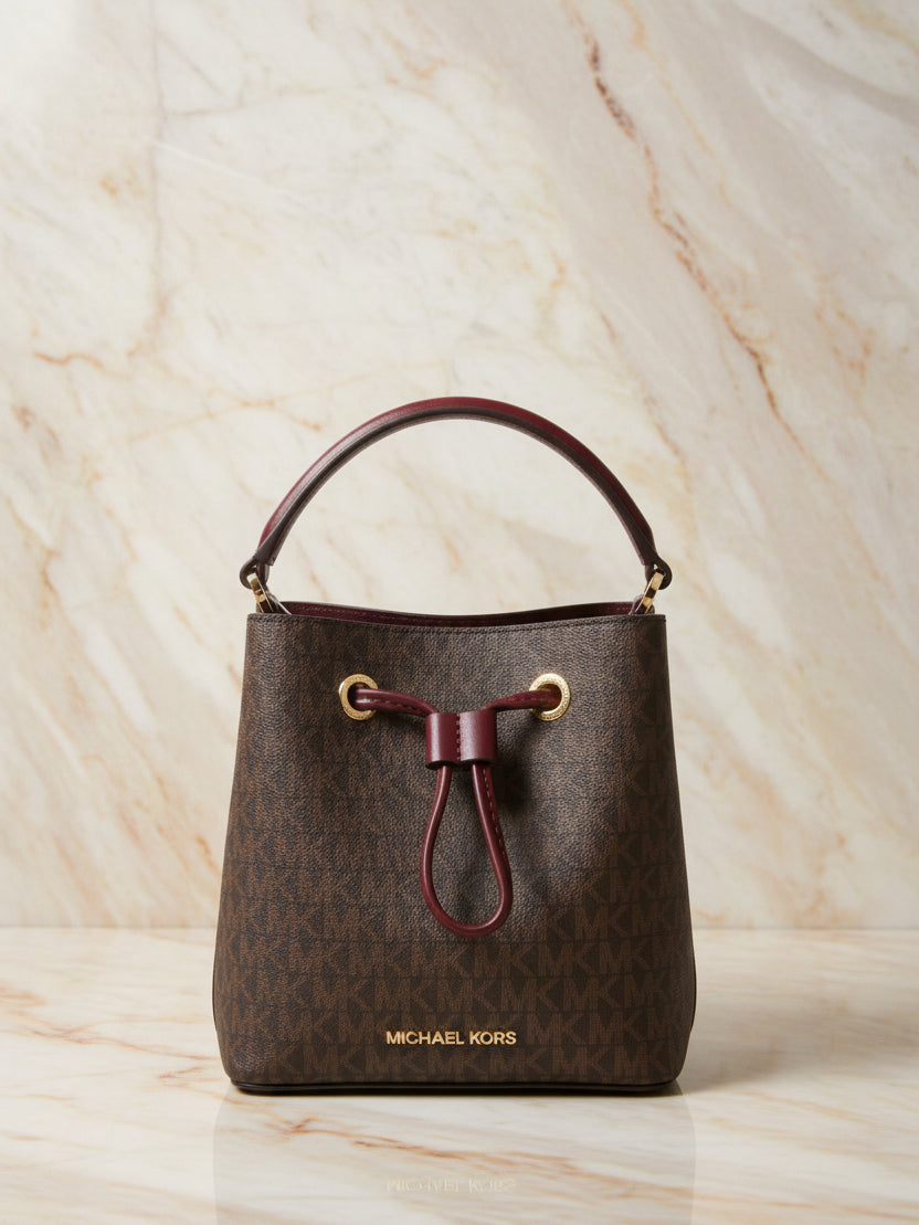MICHAEL KORS SURI BUCKET IN SIGNATURE CANVAS