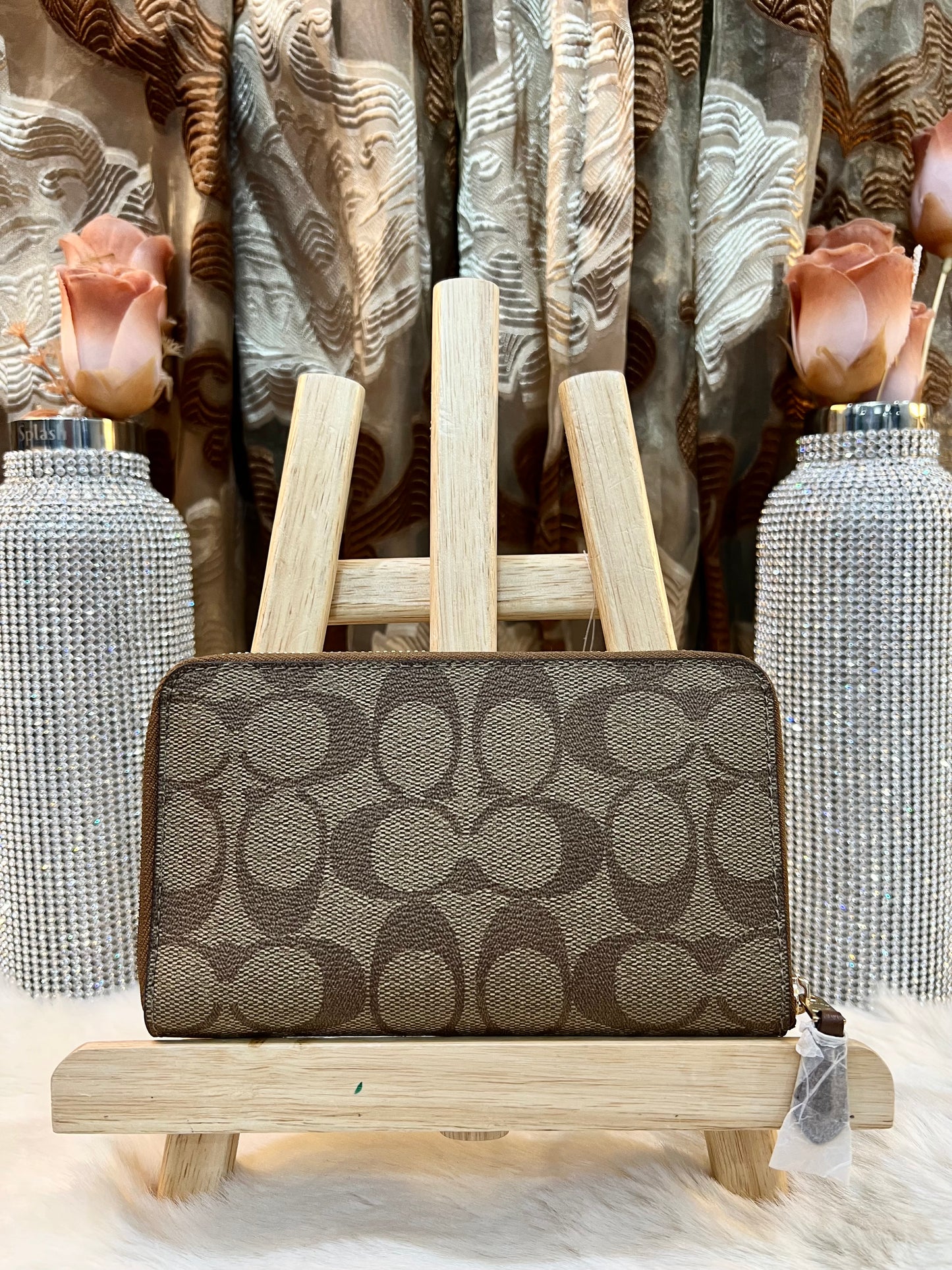 محفظة كوتش متوسطة الحجم بسحاب دائري